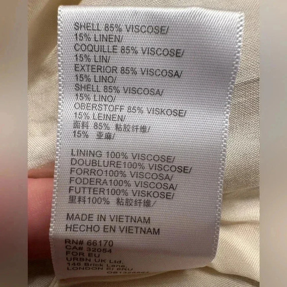 Urban Outfitters  Bettie Twist-Front Mini Dress in floral print - Picture 8 of 8